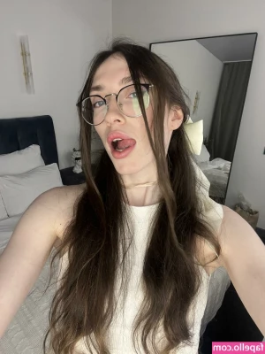 kellyberry__ [ kellyberry ] - Long hair, a nice ass and a pretty smile. 🥹🥹🥹