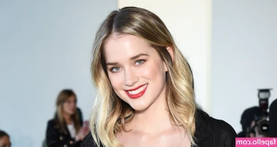 Elizabeth Lail [ elizabeth-lail ] - Little shower playtime 🙈