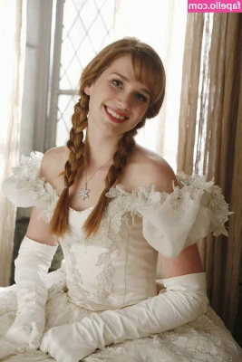 Elizabeth Lail [ elizabeth-lail ] - Dirty morning treat for you! 😋💦 Check your messages!