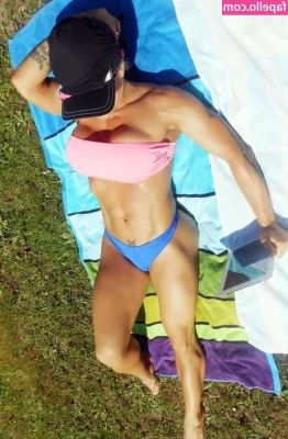 Victoria Lomba [ victoria-lomba ] - Feeling kinky
