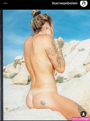 Melodie Perrault [ melodie-perrault ] - Just a little panties booty tease for you ;) I'm going to make a solo