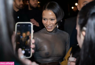 Taylor Russell [ taylor-russell ] - Olhando pra você!