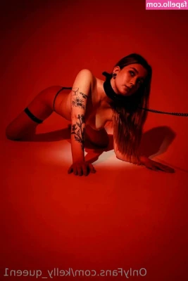 kelly_queen1 [ kelly-queen1-1 ] - We recently got an anal training set of glass buttplugs because DAMN