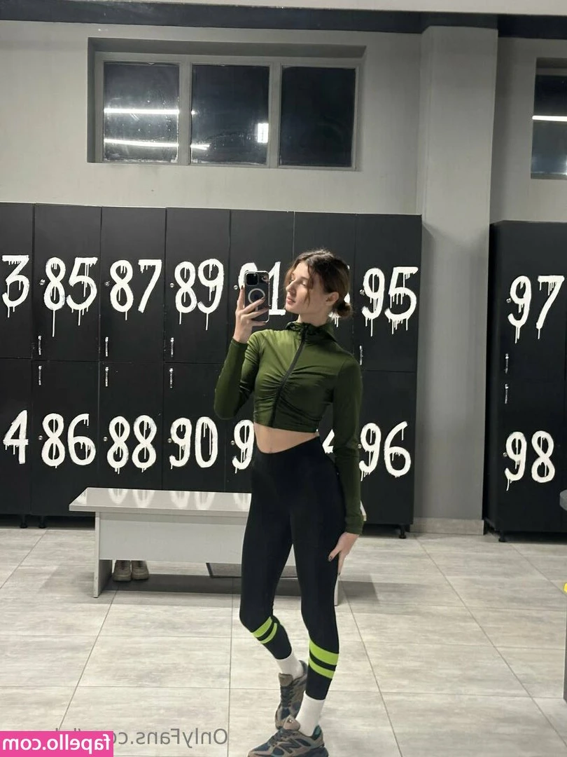 lola.sw [ lola-sw ] - Want to see full spread and playing with my pussy?