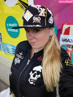 Mila Kuznetsova [ mila-kuznetsova-1 ] - On vacation… I shouldn’t be in the bathroom taking these 🤭🤫