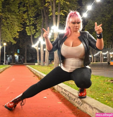 Mila Kuznetsova [ mila-kuznetsova-1 ] - sexyfeet  paintedtoes Can t wait to be back out drinking on the water