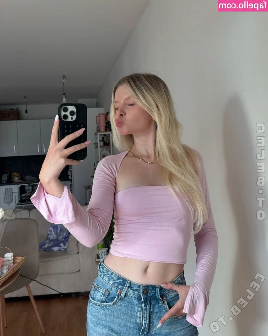 Saniskates - Got the best outfit for shopping, change my mind 😜