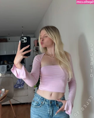 Saniskates - Got the best outfit for shopping, change my mind 😜