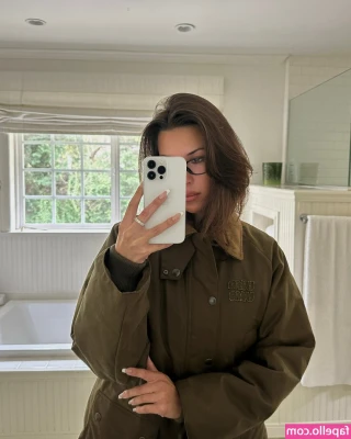 Devin Brugman [ devin-brugman ] - playing with my pussy under the covers while i watch scary movies …