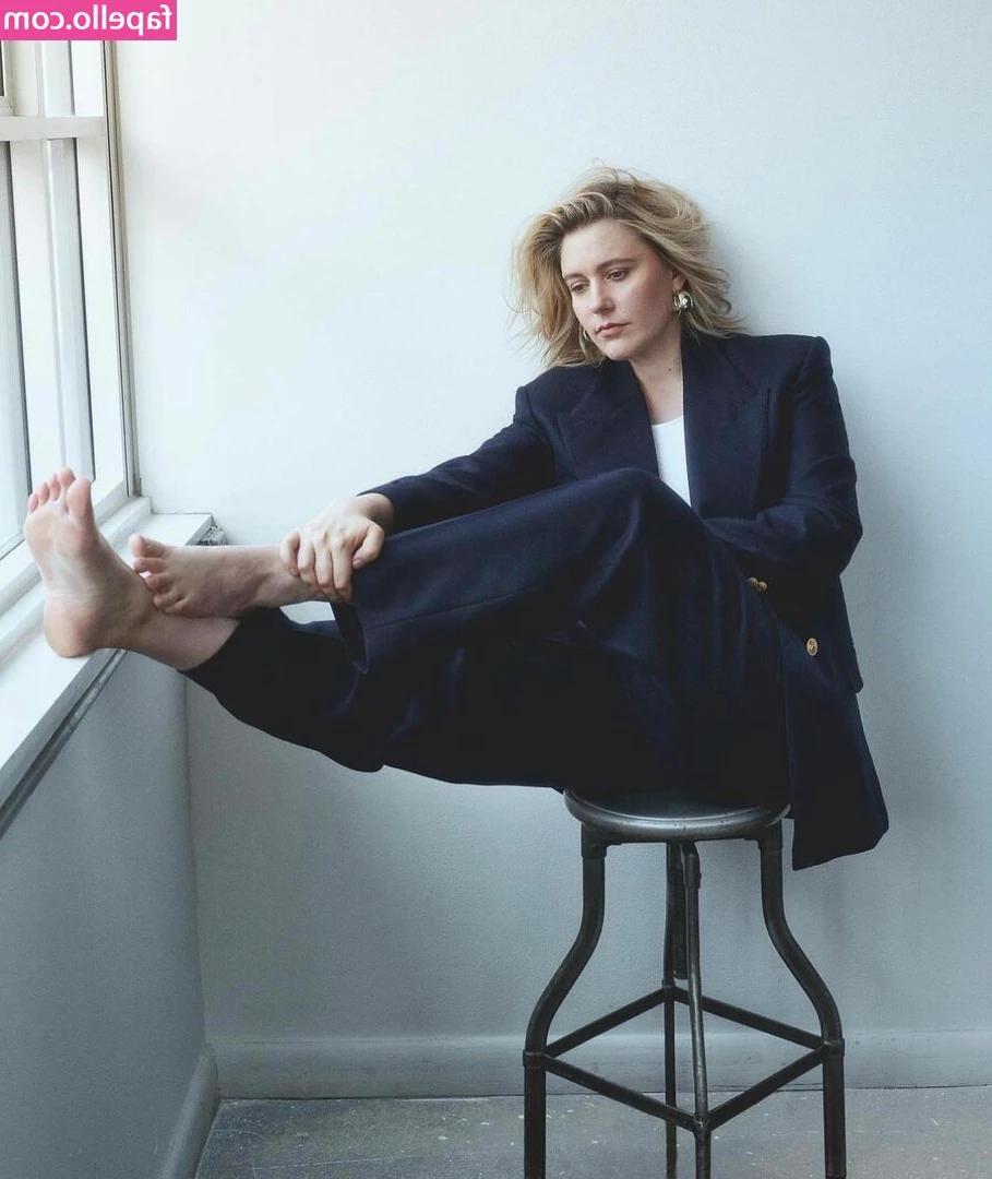 Greta Gerwig [ greta-gerwig ] - Time for a beautiful, outdoor FULL FRONTAL 😏🔥🍆🍆🍆  Shot