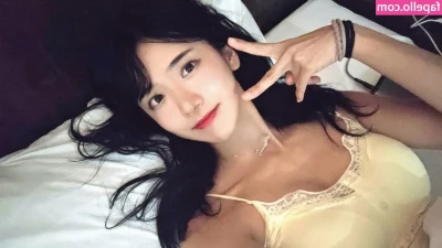 jinnytty [ jinnytty-1 ] - Trying poses in the mirror