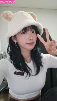 jinnytty [ jinnytty-1 ] - Should I take it all off? 😜🤤Tell me which part of my body will