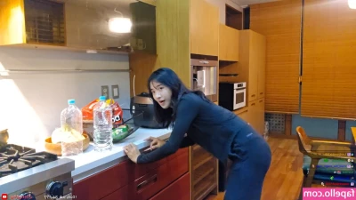jinnytty [ jinnytty-1 ] - NO PANTS   Who s FIRST - come smash that backside in  I want it hard