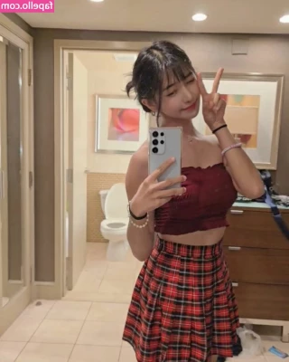 jinnytty [ jinnytty-1 ] - Struggling to get these jeans back on after the bloat   I wasn t even
