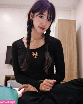 jinnytty [ jinnytty-1 ] - This little girl need to suck your cock before sleep   Are you gonna