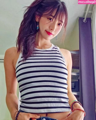 jinnytty [ jinnytty-1 ] - Who wanna come feed my hole     J ai envie de me faire remplir je