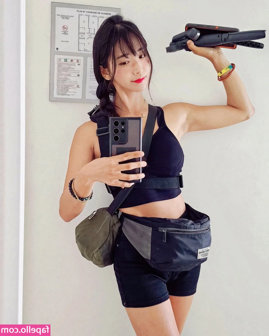 jinnytty [ jinnytty-1 ] - Which hole do you prefer to fuck? 😝