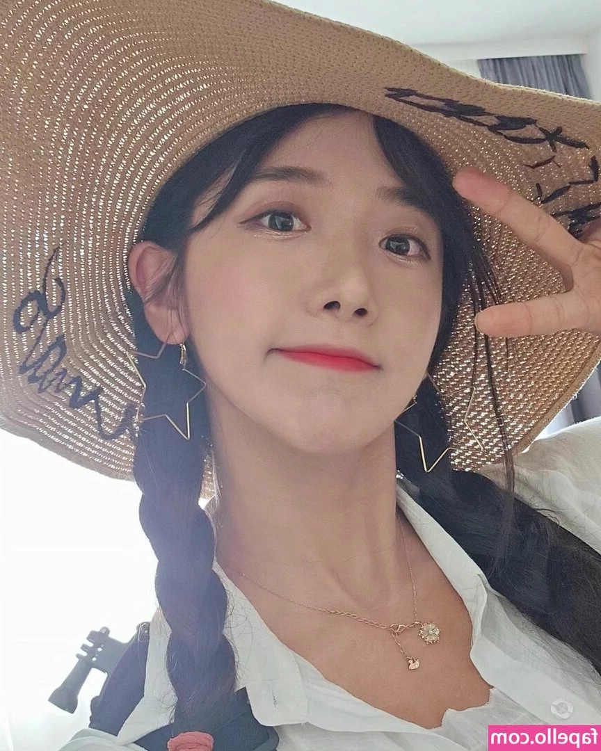 jinnytty [ jinnytty-1 ] - Should I send out my full BTS from my photoshoot with Ariees  TIP IF