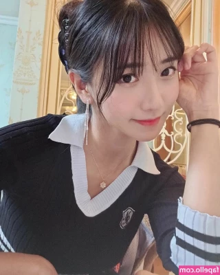 jinnytty [ jinnytty-1 ] - Who wants to join me upstairs