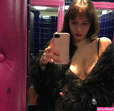 Julia Glossop [ julia-glossop ] - Netflix & Booty Rubs?