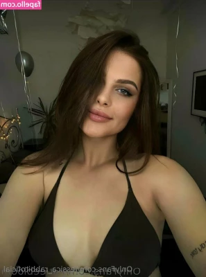 jessica_rabbitoficial [ jessica-rabbitoficial ] - Can you spot pussy? 😜