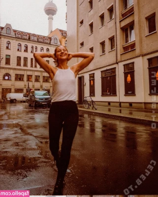 Diana zur Löwen [ diana-zur-lwen-1 ] - accidentally got andy all wet haha <3