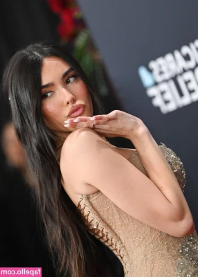 Madison Beer [ madison-beer-1 ] - Showing off my soles