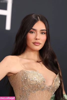 Madison Beer [ madison-beer-1 ] - Going live on my Twitch first with League  then some Beat Saber  I m