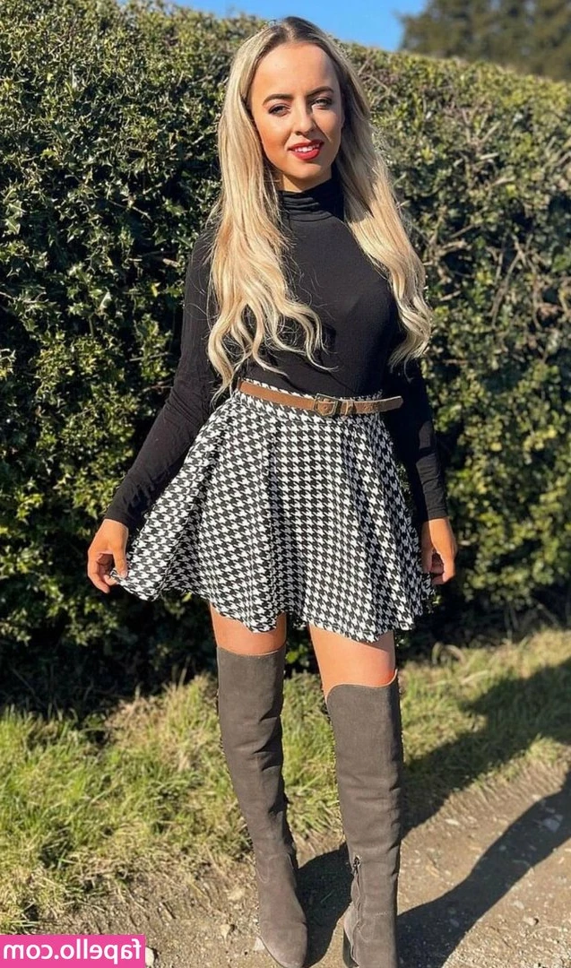 Eleanorruthwilliams - message me for the live where I eat a whole box of cakes 🧁 inc