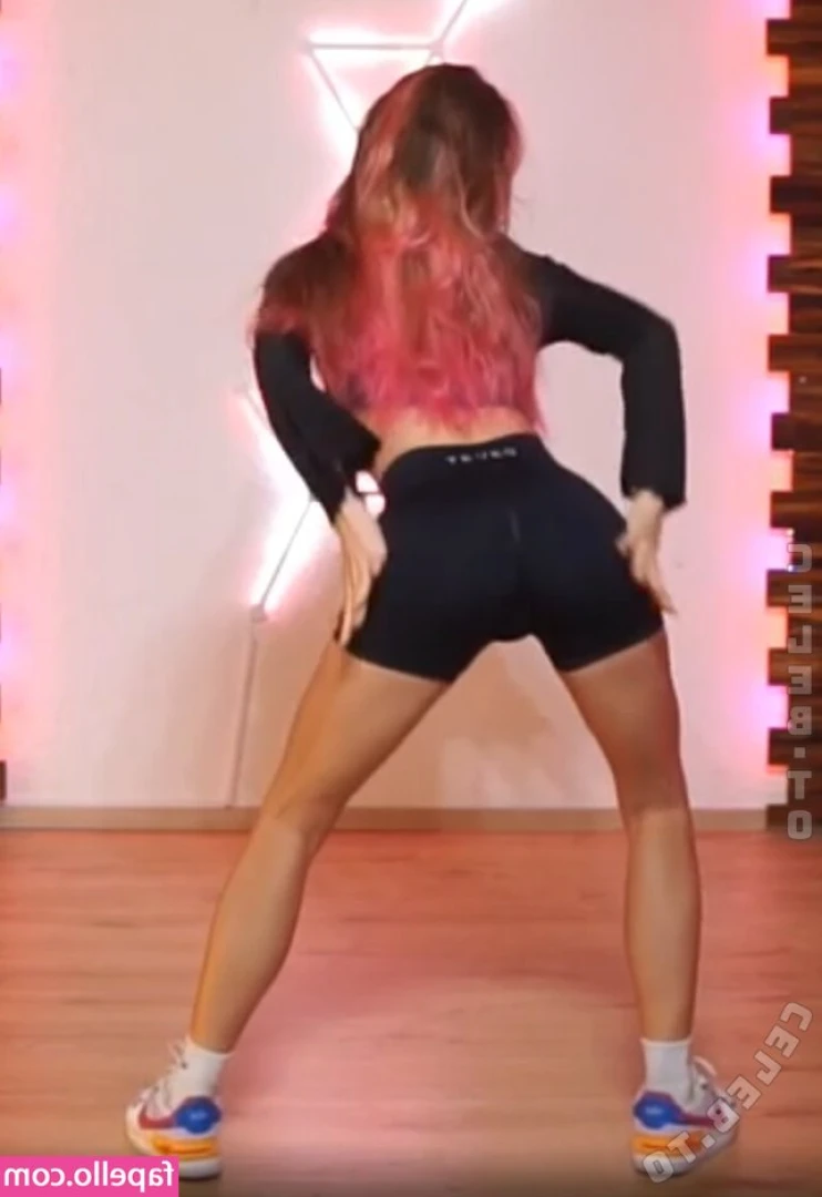 Roflgirl_ [ roflgirl-1 ] - Damn look at dat big booty on the bed 😛