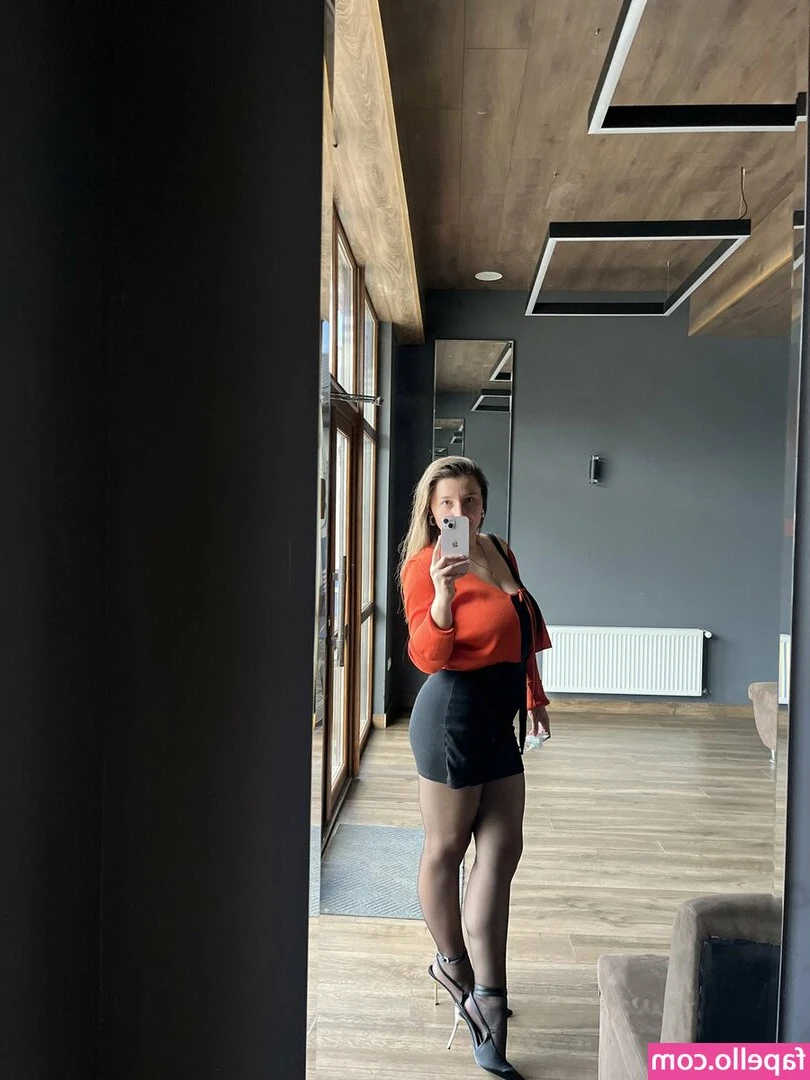 Marharyta Karmazina [ marharyta-karmazina ] - How's my booty?