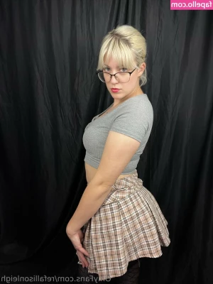 Allison Leigh [ allison-leigh ] - Ok ok finally it’s officially I’ll see you online in an hour!!!