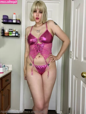 Allison Leigh [ allison-leigh ] - I give really good facial treatments 😜