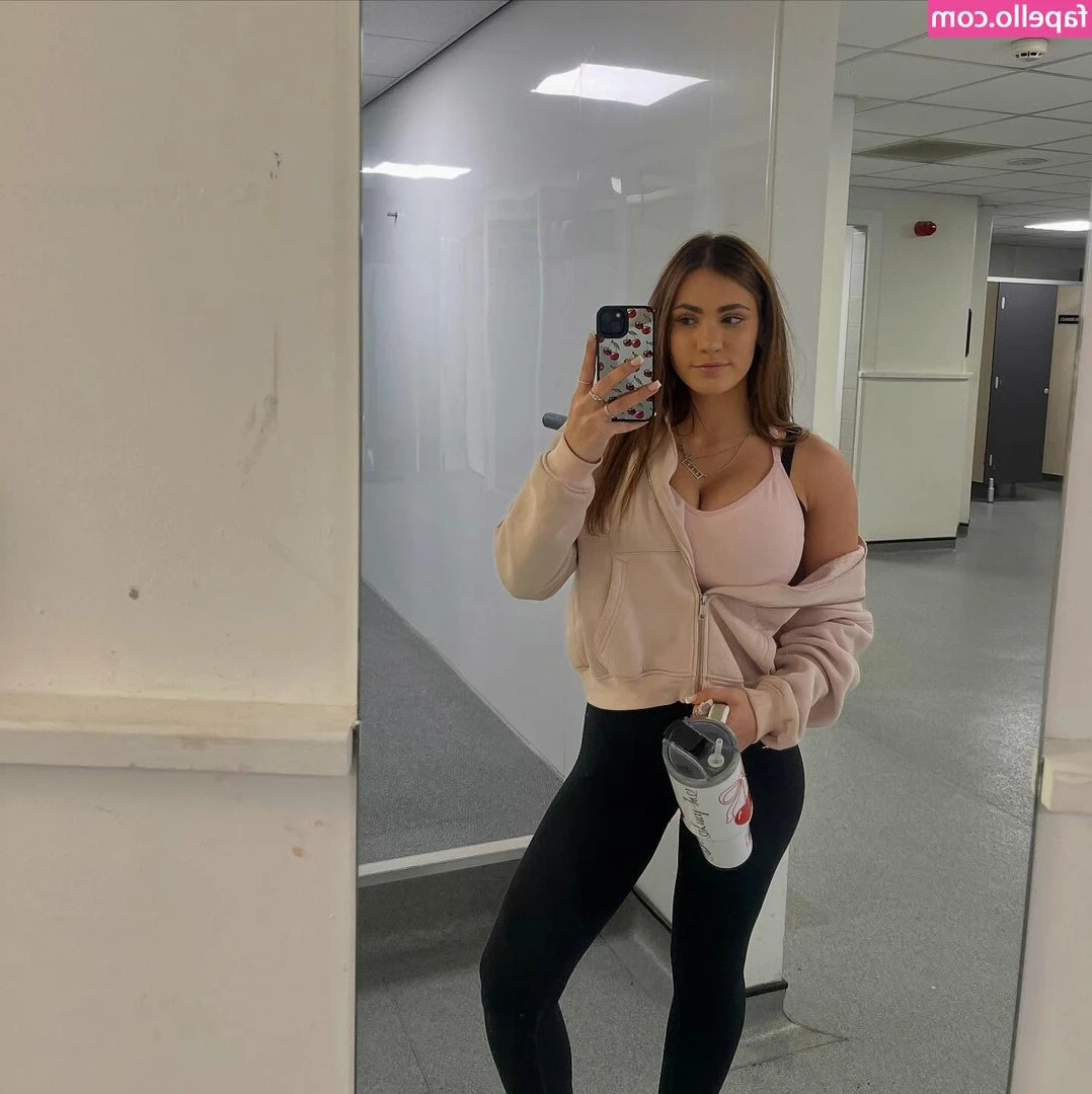 Lucyy.moss [ lucyy-moss-1 ] - Quando o tesão está grande eu paro em qualquer lugar e gozo gostoso