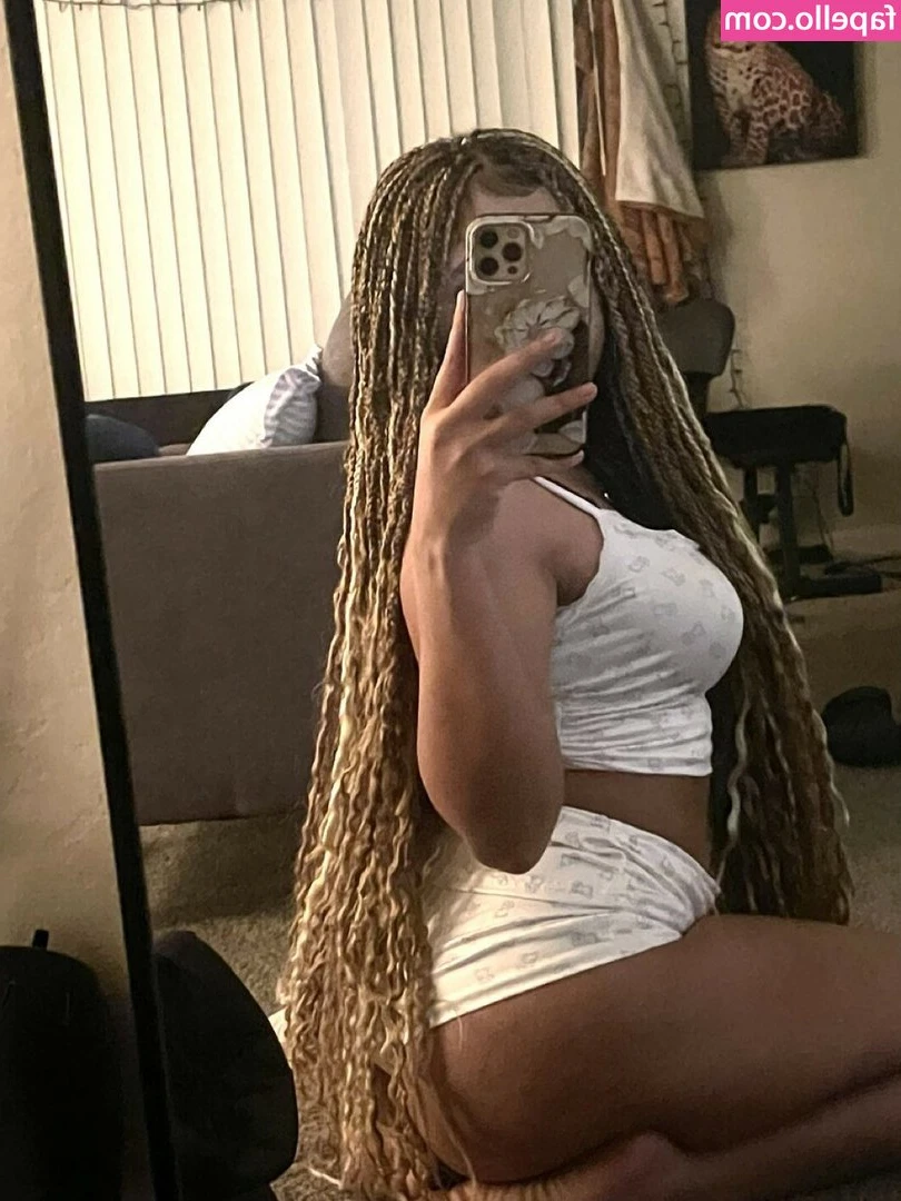 cryiingangel - where are my feet worshippers?!? 🦶💚 I need someone to kiss my