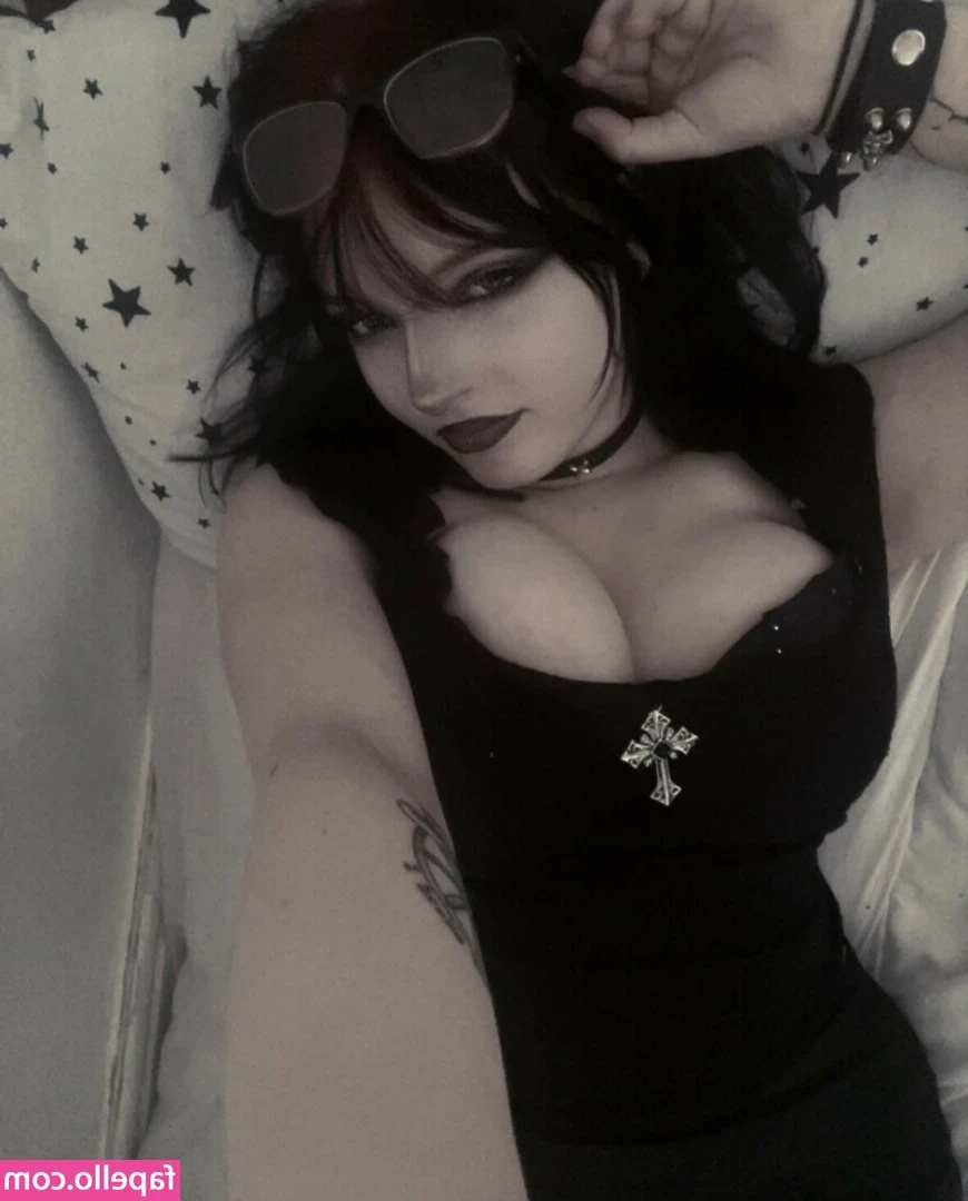 Lamb2theslaughter_ [ lamb2theslaughter ] - Sites is glitchy be patient baby, I will answer as soon as I can 💋