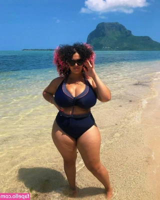 Hunny Mims [ hunny-mims ] - Garden mischief!