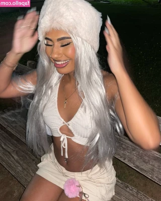 baddiejuu - Happy Friday ! I'm hoping at least one of you is jerking off to me