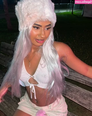 baddiejuu - what s underneath