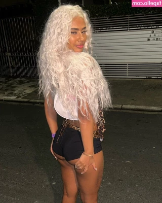 baddiejuu - Can t stand these clothes anymore   Are you willing to rip them off