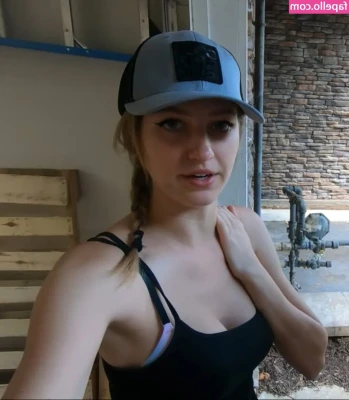 Gabby Downing [ gabby-downing-1 ] - like my new necklace 🤪 let’s have sex but keep my chain