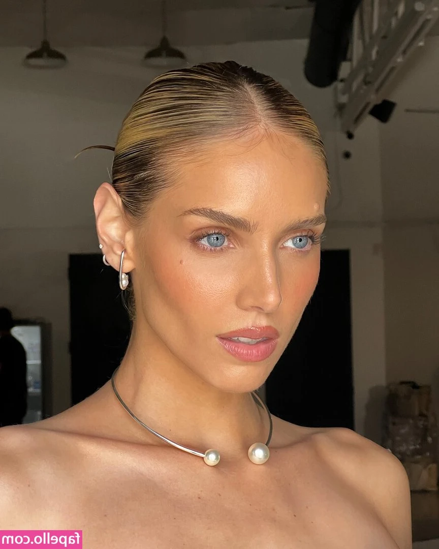 Kari Riley [ kari-riley ] - Looks juicy, don't you think? 🤭 Parece suculenta, você não acha?