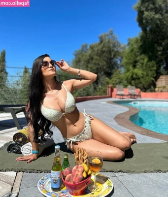 Kattia Vides [ kattia-vides ] - Just try to seduce me with this outfit , you won't regret 🥵💦😈