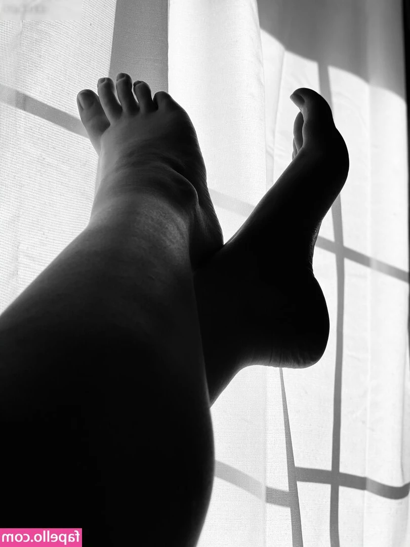 Amilia Onyx [ amilia-onyx ] - Good morning sweeties 💋 I'm all plugged up for the day 🍑🔌 