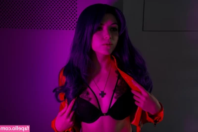 Olyashaa - Anybody else got a phat booty women walking around there house