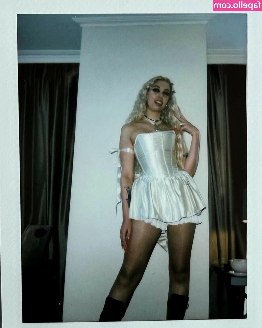 Georgia Davies [ georgia-davies ] - Throw back to a year ago! My hair was so short!