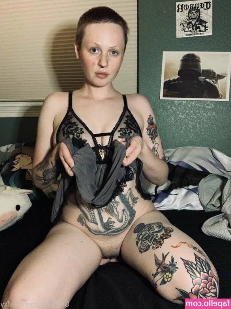 Lilith_Bat [ lilith-bat ] - good evening! lend me a seat? a lap or a face, perhaps? 👀😛🖤