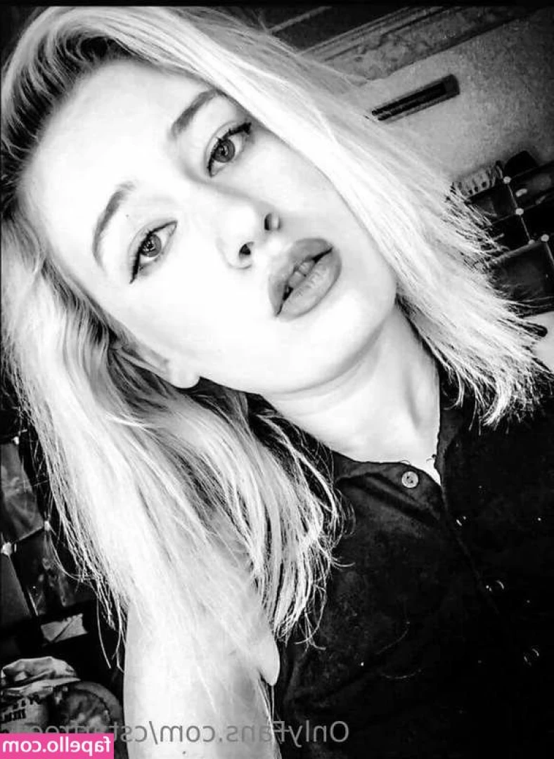 Classy Gothic Witch [ classy-gothic-witch ] - Feeling extra horny right now. Will u do something about it? 😈