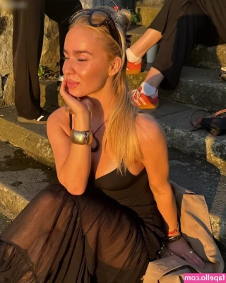 Lilycharlottevoss - Kneel for Sunday worship 💋