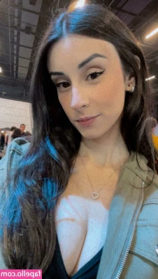 Rafaela Goulart [ rafaela-goulart ] - What would you do if you were him? 😏😏😏  Probably one of the